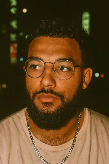 Portrait d'Edmond Loembe, de nuit en ville