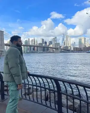 Edmond face à Manhattan et au pont de Brooklyn