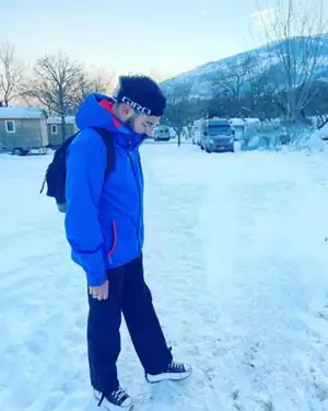 Edmond dans la neige à la montagne