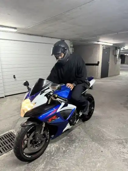 Edmond casqué sur une Suzuki GSX-R bleue et blanche