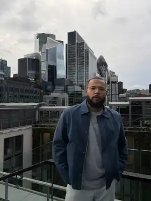 Edmond sur un toit face aux tours de la City de Londres