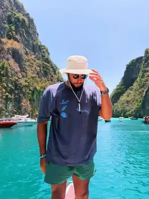 Edmond sur un bateau entre des falaises en Thaïlande